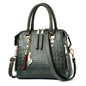 Sac à main motif crocodile pompon luxe femme