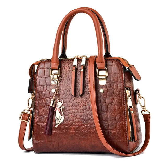 Sac à main motif crocodile pompon luxe femme